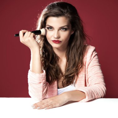 Poz makyaj sanatçısı.