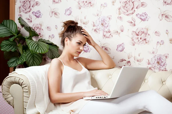 Jong meisje met laptop. — Stockfoto