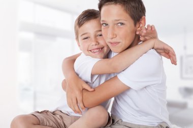 Evde iki küçük kardeş.