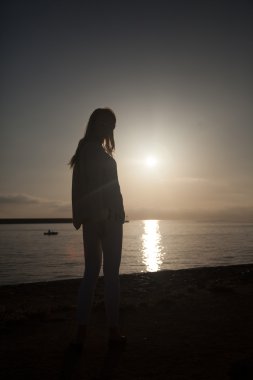 Romantik kız gündoğumu.