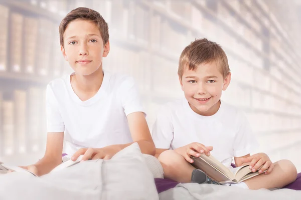 Two little brothers at home. — Stock Photo, Image