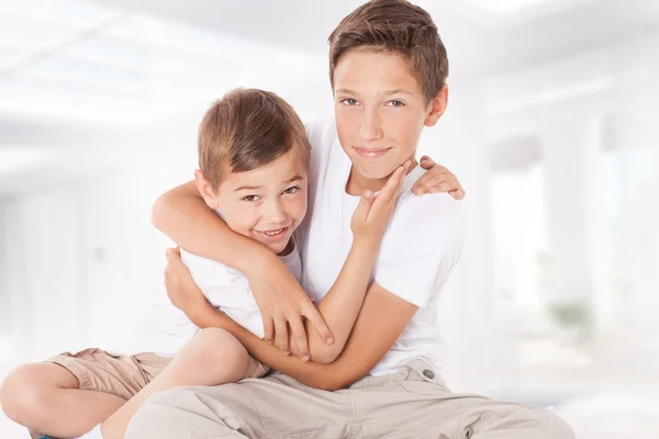 Dos hermanitos en casa . — Foto de Stock