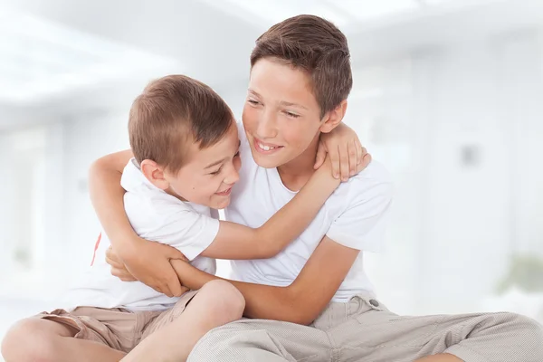 Two little brothers at home. — Stock Photo, Image