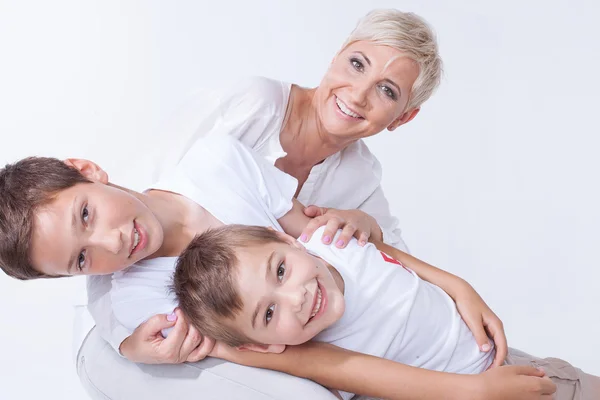 Bela mãe com filhos . — Fotografia de Stock