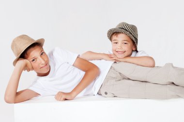 iki küçük kardeş .