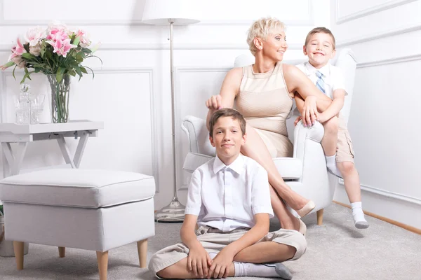 Retrato familiar, dos hermanos con mamá . —  Fotos de Stock