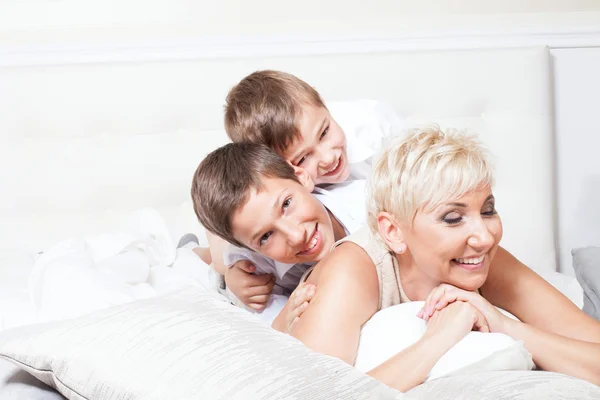 Retrato de família, dois irmãos com a mãe . — Fotografia de Stock