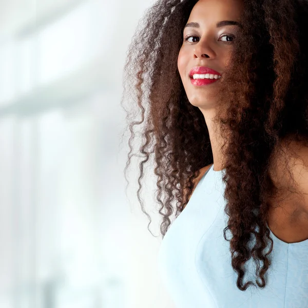 Chica joven de moda posando, sonriendo . — Foto de Stock