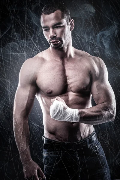 Schöner muskulöser Mann posiert. — Stockfoto