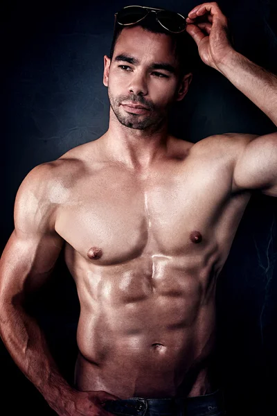 Handsome muscular man posing. — Stock Photo, Image
