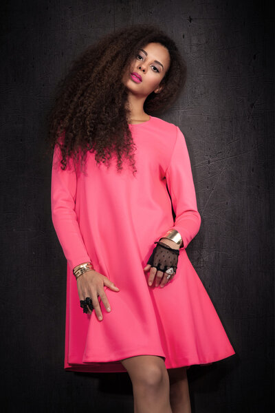 молодая красивая модель позирует в студии
.