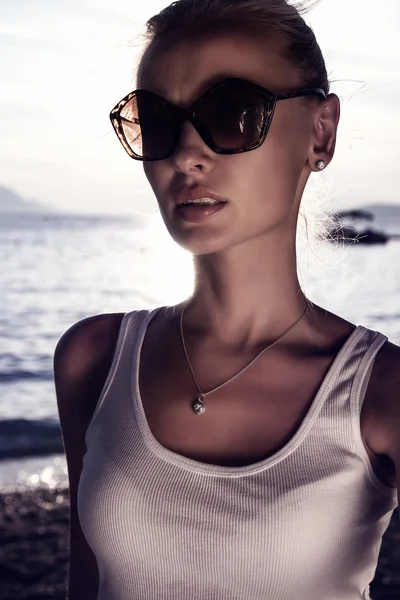 Portrait of young girl in sunglasses. — Stock Photo, Image