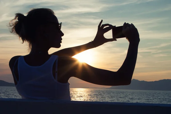 Mulher loira usando celular em férias . — Fotografia de Stock