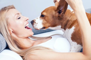 Beagle ile mutlu sarışın kız.