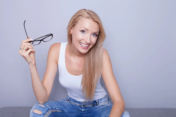 Junge blonde Frau lächelt. — Stockfoto