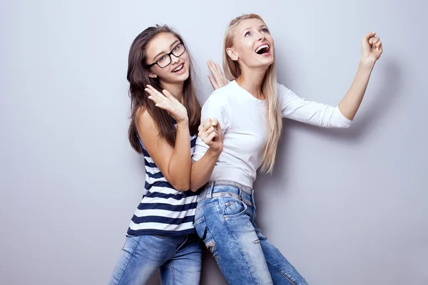 Meninas jovens na moda posando . — Fotografia de Stock