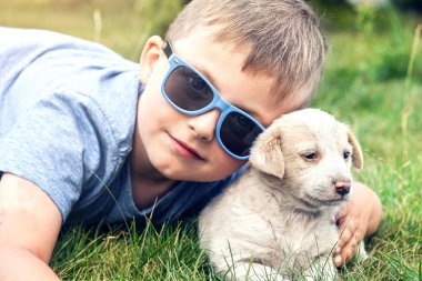 Küçük köpek yavrusu ile poz çocuk.