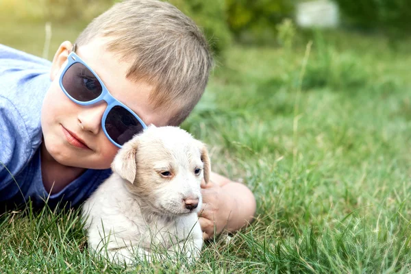 Ragazzo in posa con piccolo cucciolo . — Foto Stock