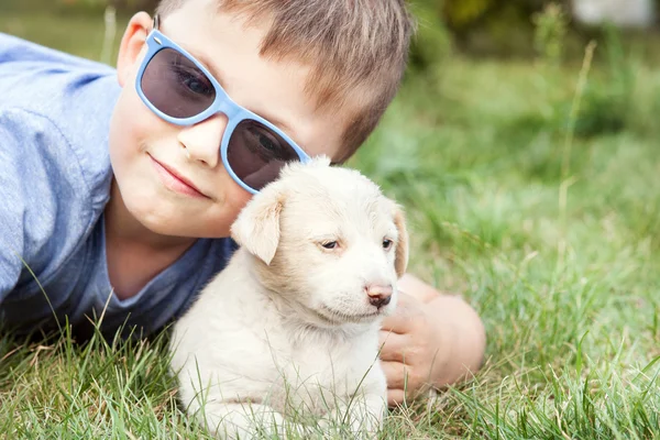 Ragazzo in posa con piccolo cucciolo . — Foto Stock