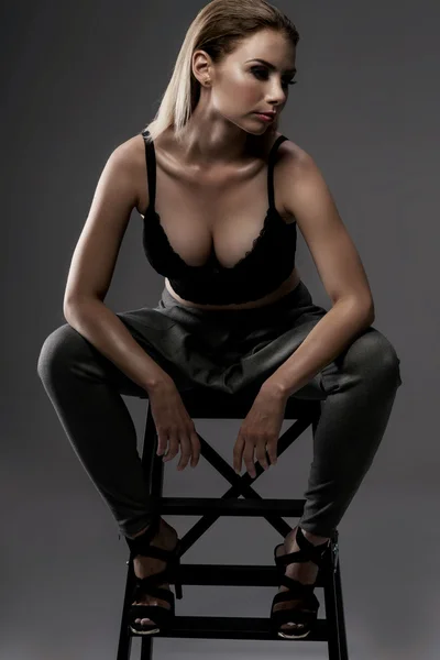 Attraente donna sexy in posa in studio . — Foto Stock