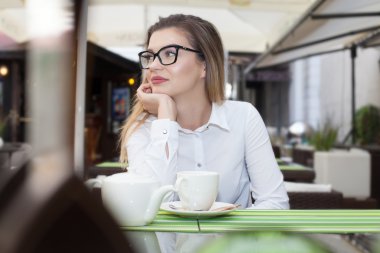 Restoranda zarif kız.