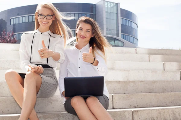 Duas empresárias sorrindo . — Fotografia de Stock