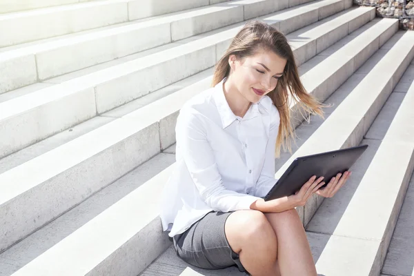 Jonge zakenvrouw met Tablet PC. — Stockfoto