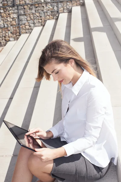 Young businesswoman with tablet. — Stock Photo, Image