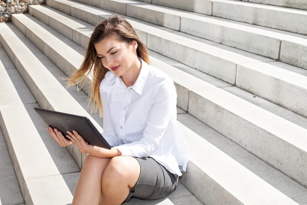 Jonge zakenvrouw met Tablet PC. — Stockfoto