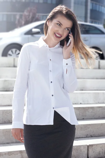 Elegante giovane donna d'affari che parla per telefono . — Foto Stock