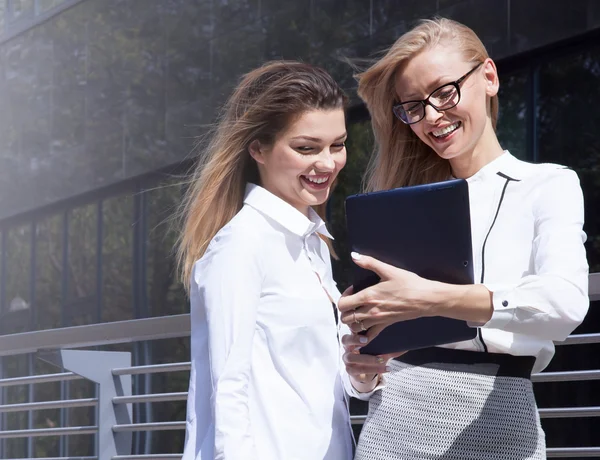 Duas empresárias a falar . — Fotografia de Stock