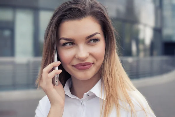 Ung affärskvinna med mobiltelefon. — Stockfoto