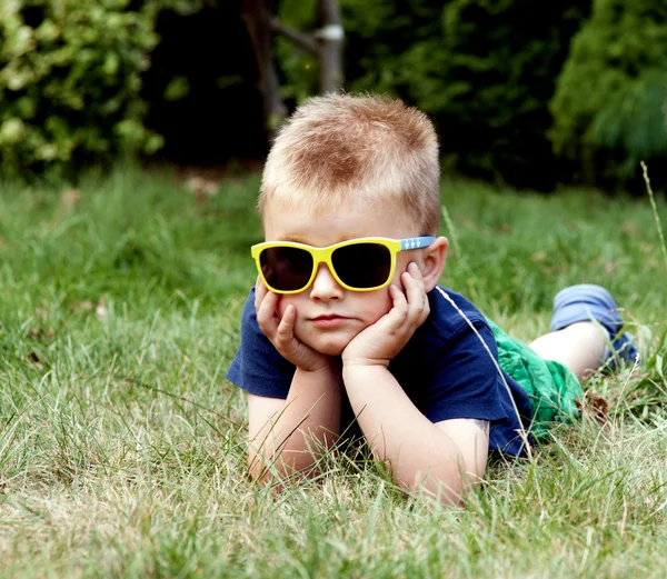 Petit garçon en lunettes de soleil . — Photo