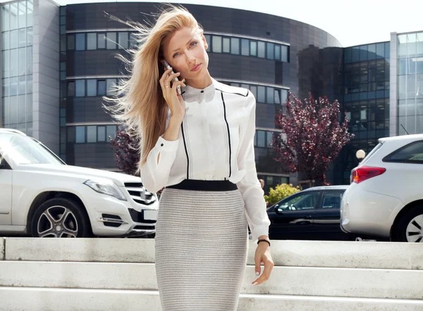 Elegante joven mujer de negocios al aire libre . — Foto de Stock