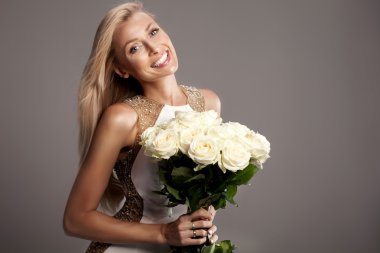 Studio poz romantik sarışın Bayan.