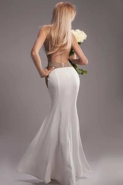 Romantische Braut im Brautkleid. — Stockfoto