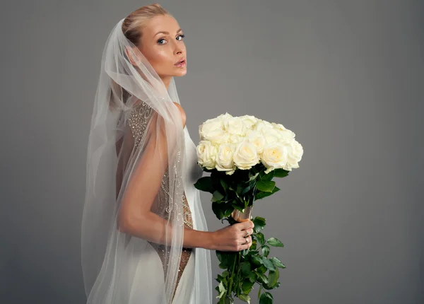 Noiva romântica em vestido de noiva . — Fotografia de Stock