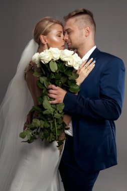 Romantik gelin kocası ile poz gelinlik.