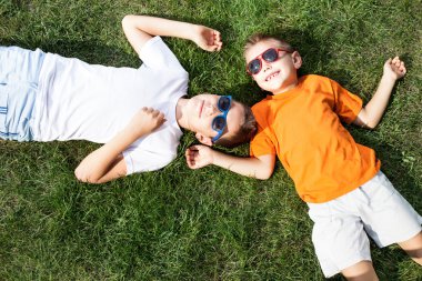 Açık oynayan iki kardeş.