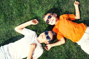 Açık oynayan iki kardeş.