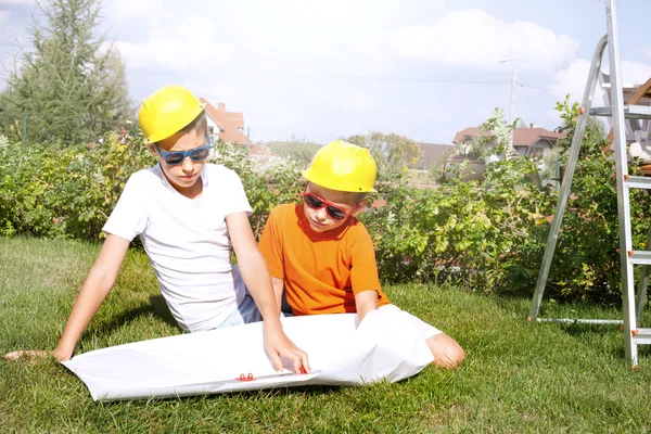 Pequeños trabajadores de construcción . — Foto de Stock