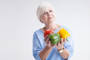 sebze ile üst düzey kadın.