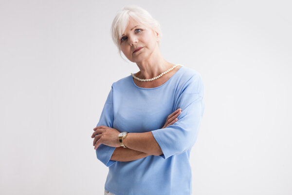 Красивая пожилая женщина позирует
.