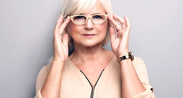 Portret van senior vrouw in brillen. — Stockfoto