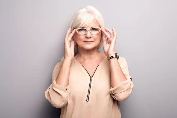 眼鏡で年配の女性の肖像画. — ストック写真