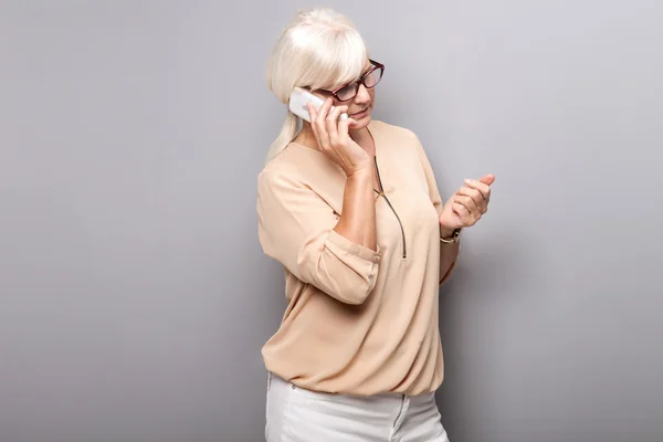 Porträt einer attraktiven Seniorin mit Handy. — Stockfoto