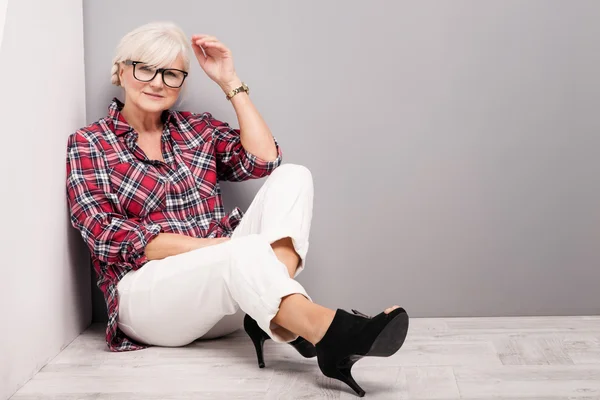 Mulher sênior em roupas casuais . — Fotografia de Stock