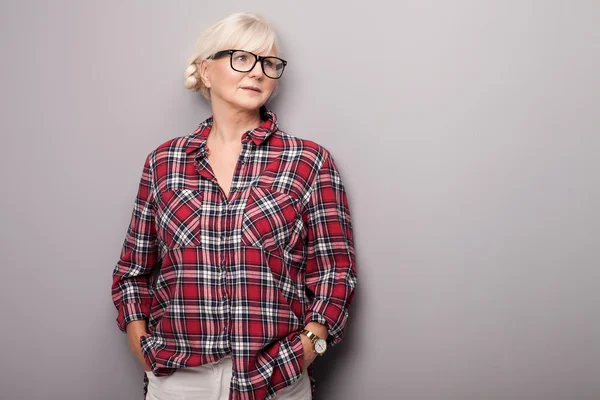 Mulher sênior em roupas casuais . — Fotografia de Stock