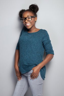 Gözlük mutlu genç kız.