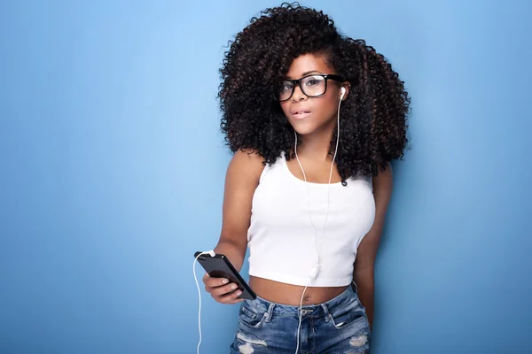 Young girl listening to music. — Stock Photo, Image